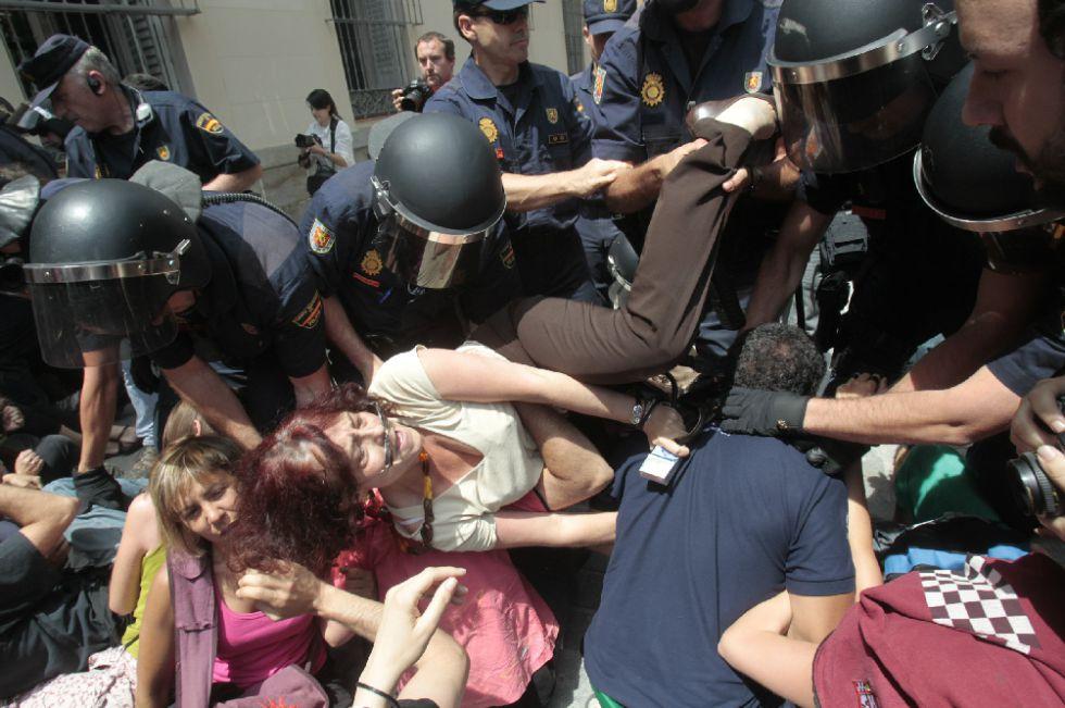 Desalojan protesta del 15-M en ayuntamiento Madrid