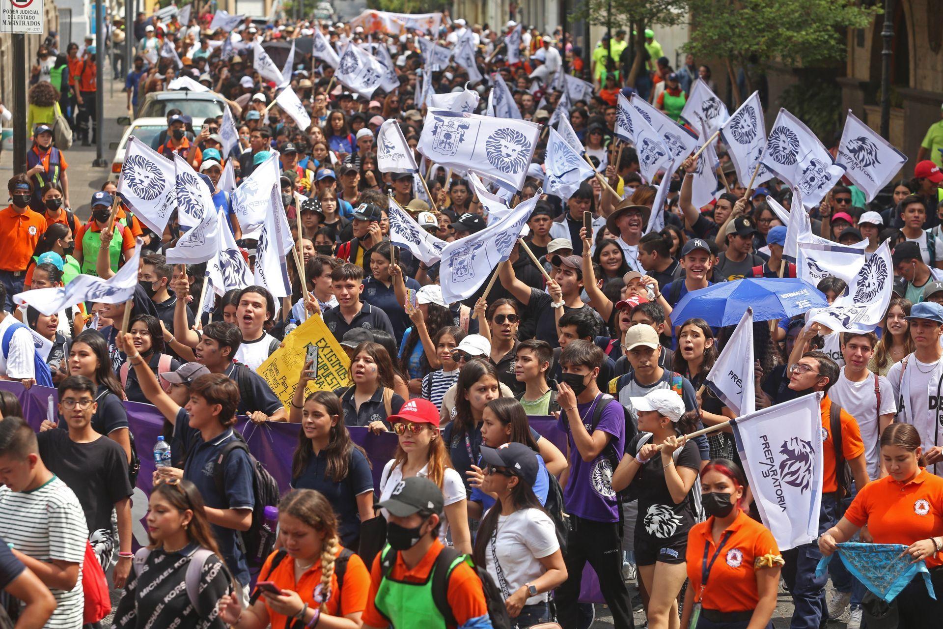 Megamarcha UdG: Comunidad universitaria exige presupuesto justo; Enrique Alfaro niega recorte