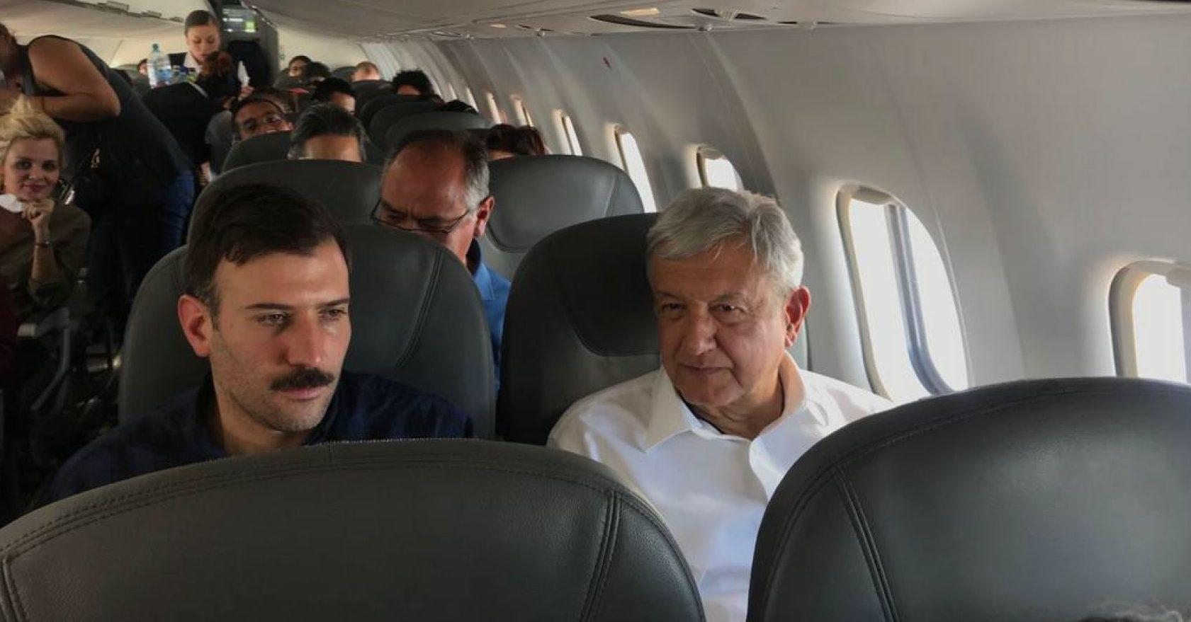 ‘Prefiero perder el vuelo’: Padre decide bajar a su familia de avión en que viajaba AMLO