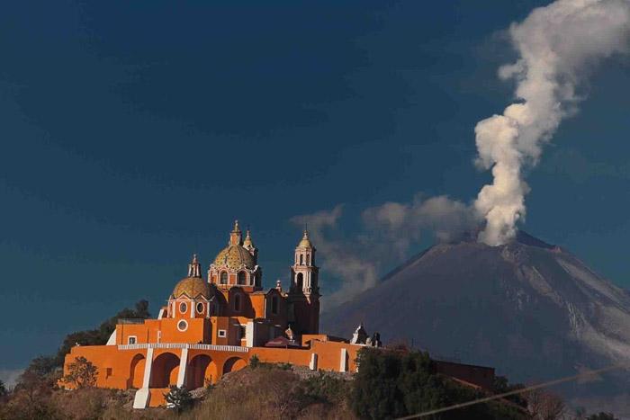 Arroja el Popocatépetl material incandescente