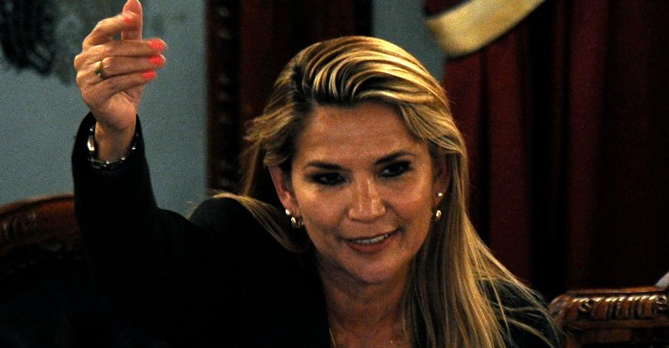 Senadora Jeanine Añez se autoproclama presidenta de Bolivia; se consuma el golpe, dice Evo Morales