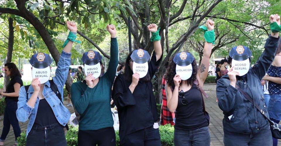‘La policía no nos cuida’: Con performance, mujeres protestan contra la violencia institucional