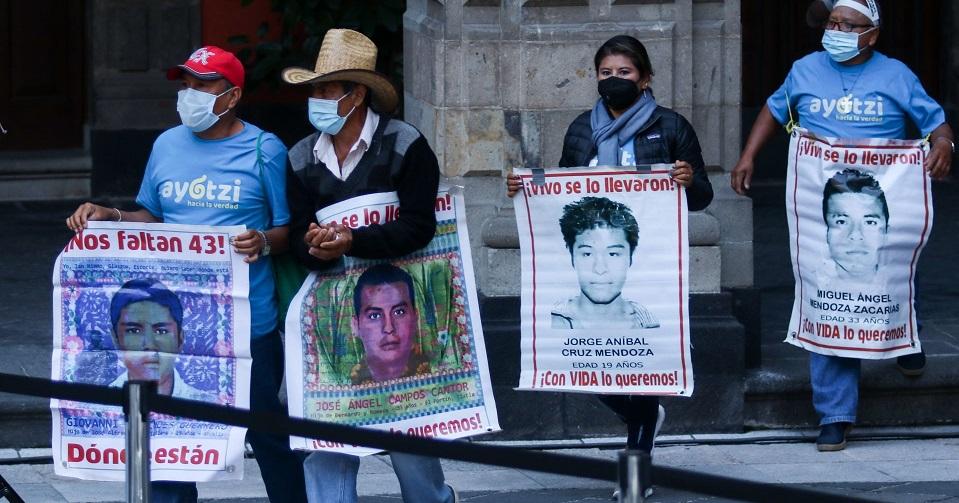 Familiares de los 43 de Ayotzinapa temen que pacto deje libre al capitán Crespo