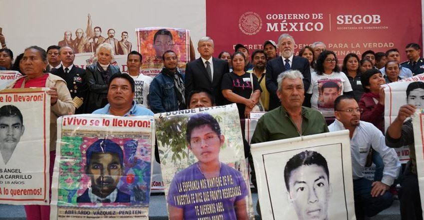 AMLO firma decreto de creación de la comisión para el caso Ayotzinapa; retomará investigación de PGR