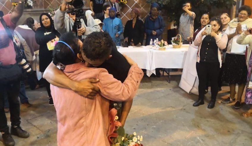Tras 13 años de no verlo, madre de caravana migrante se reencuentra con su hijo en CDMX