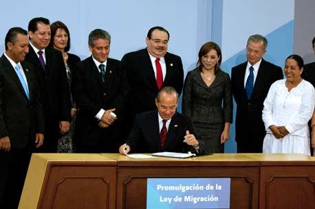 Calderón promulga la Ley de Migración