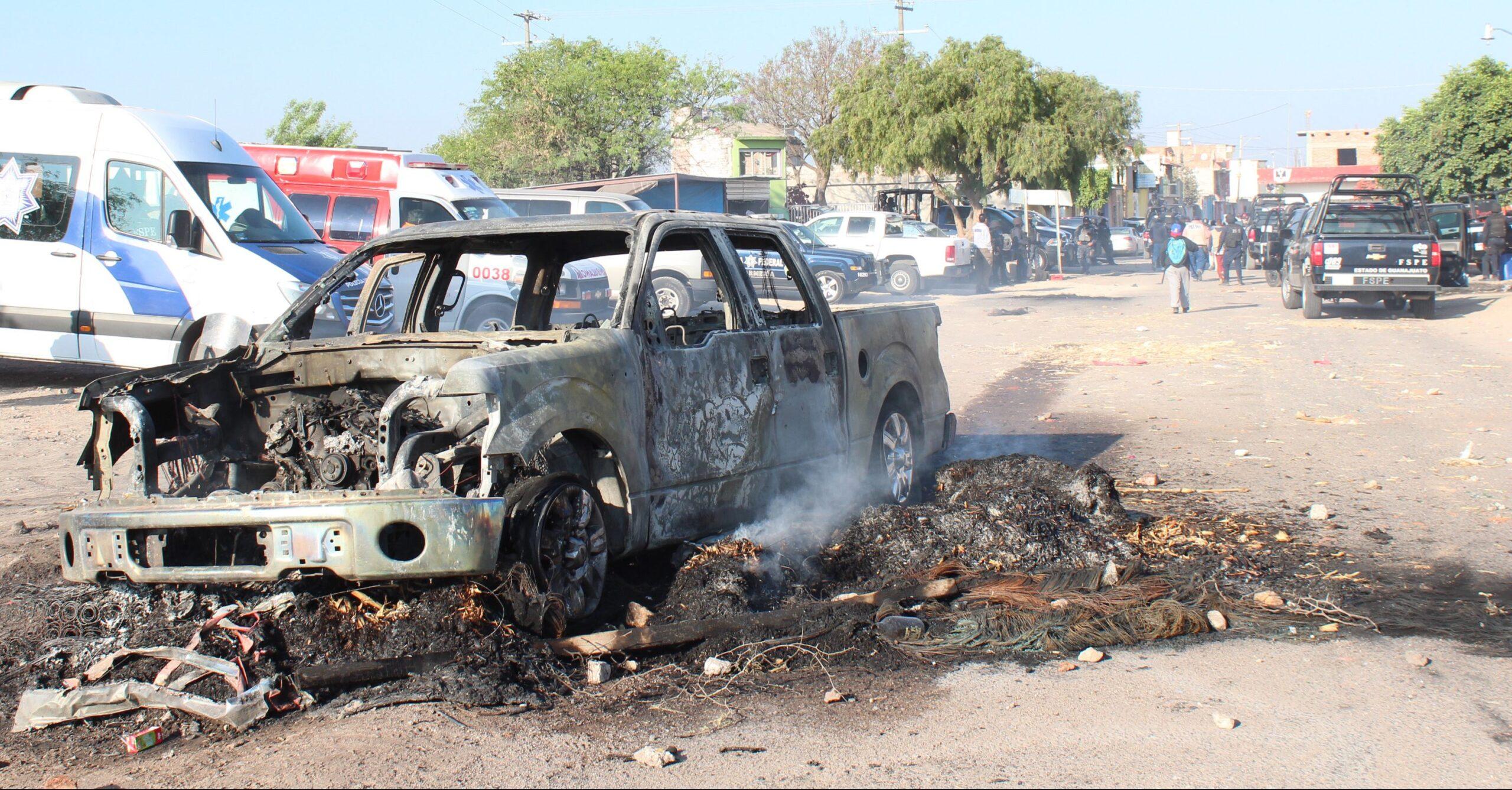 Búsqueda de presunto líder criminal desata bloqueos y quema de autos en Guanajuato