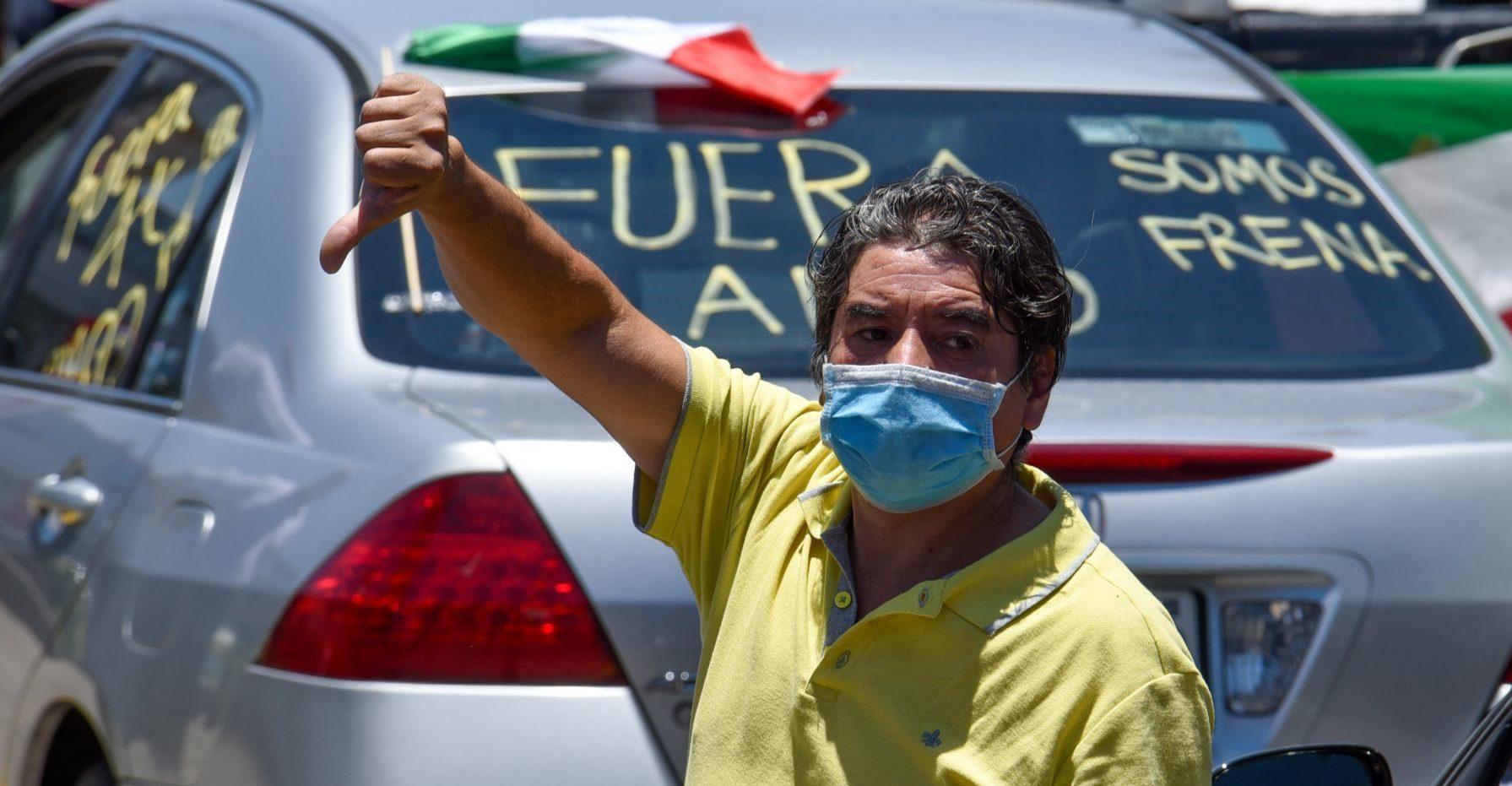 Con manifestaciones a favor y en contra reciben a AMLO en su visita a Jalisco