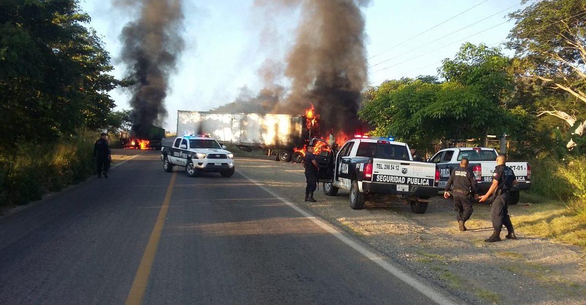 Enfrentamiento entre marinos y presuntos delincuentes provoca bloqueos en Tomatlán, Jalisco