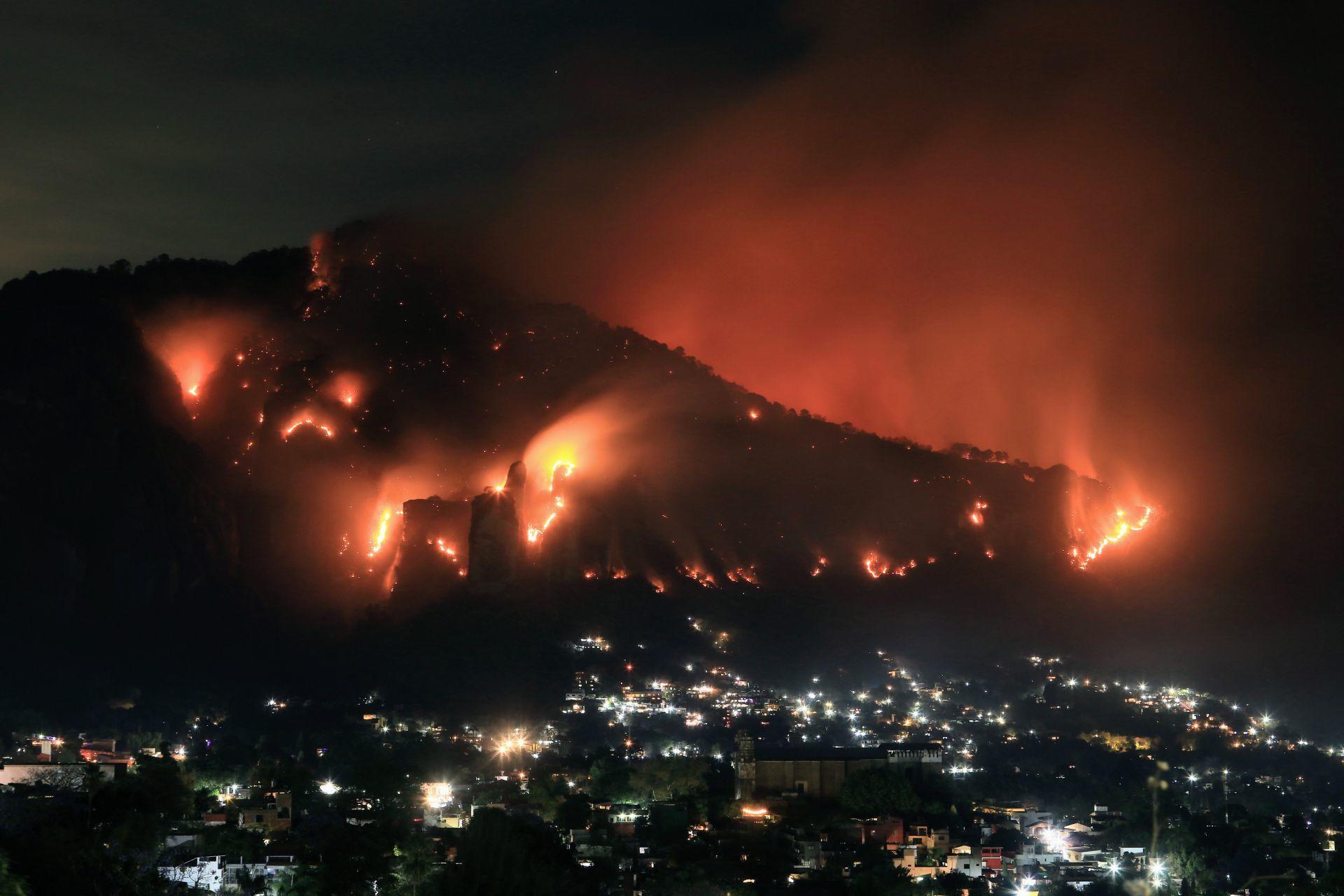 Incendio en Tepoztlán: controlan 20% de la quema y hay un detenido