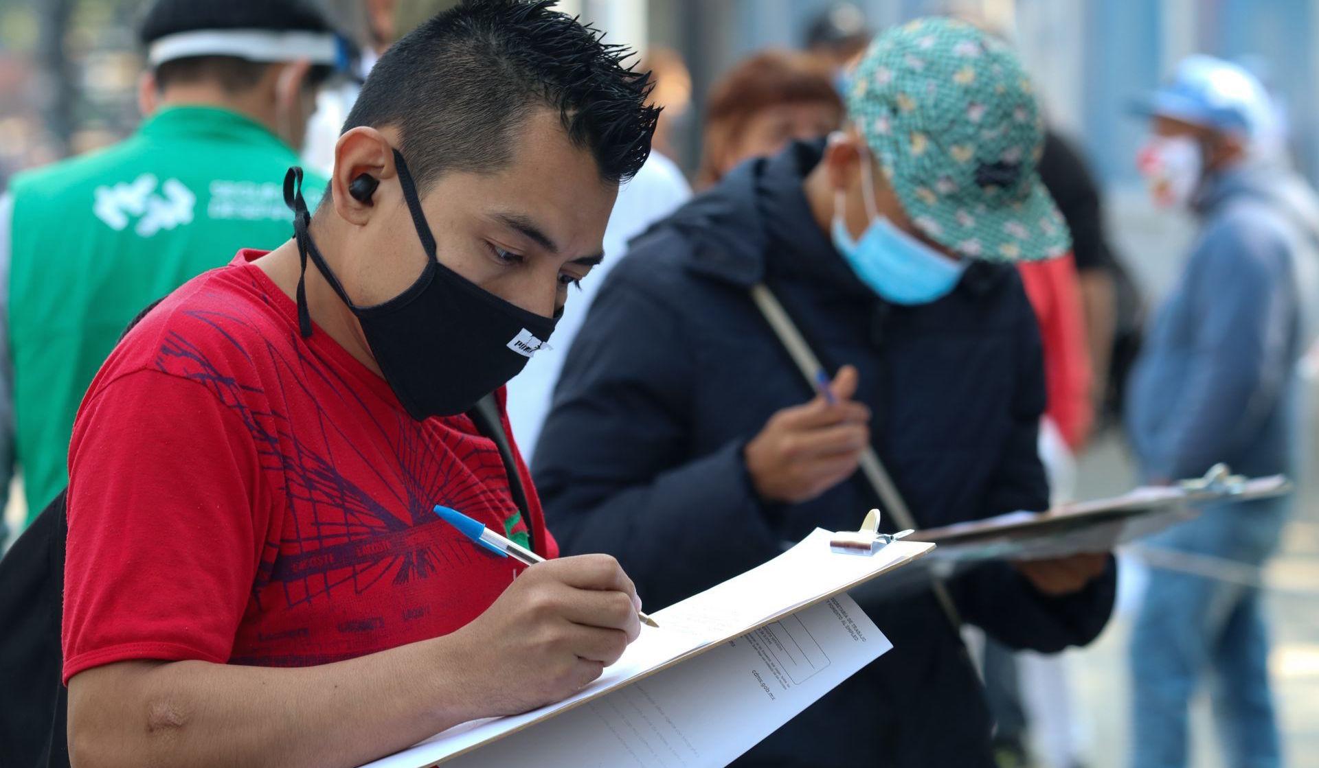 Desempleo en México baja 3.7% en noviembre, cifra más baja desde el inicio de la pandemia