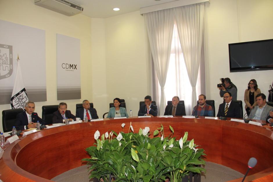 Solo tres mujeres aparecen en la lista de 20 asesores para redactar la Constitución de la CDMX