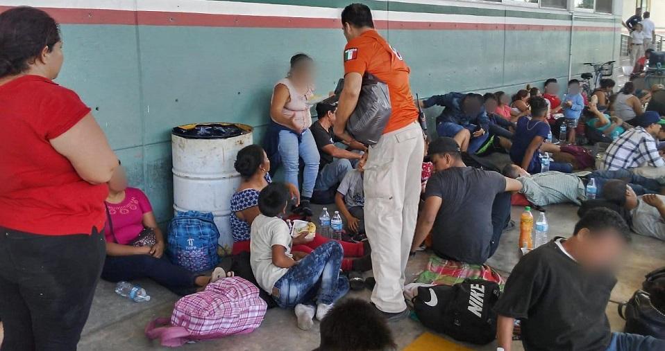 Autoridades retienen a 402 migrantes que cruzaron Río Suchiate