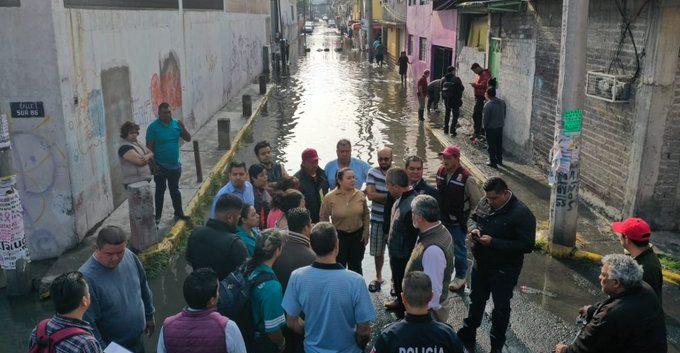 Lluvias provocan inundaciones en varias colonias de Ecatepec, una plaza y un hospital