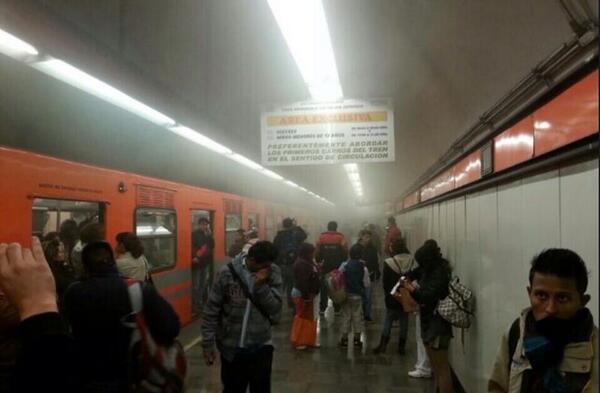 Evacúan a usuarios del Metro por humo en tren (videos)