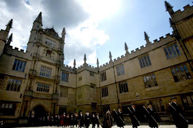 Oxford cambia reglas de vestimenta para no discriminar a transexuales
