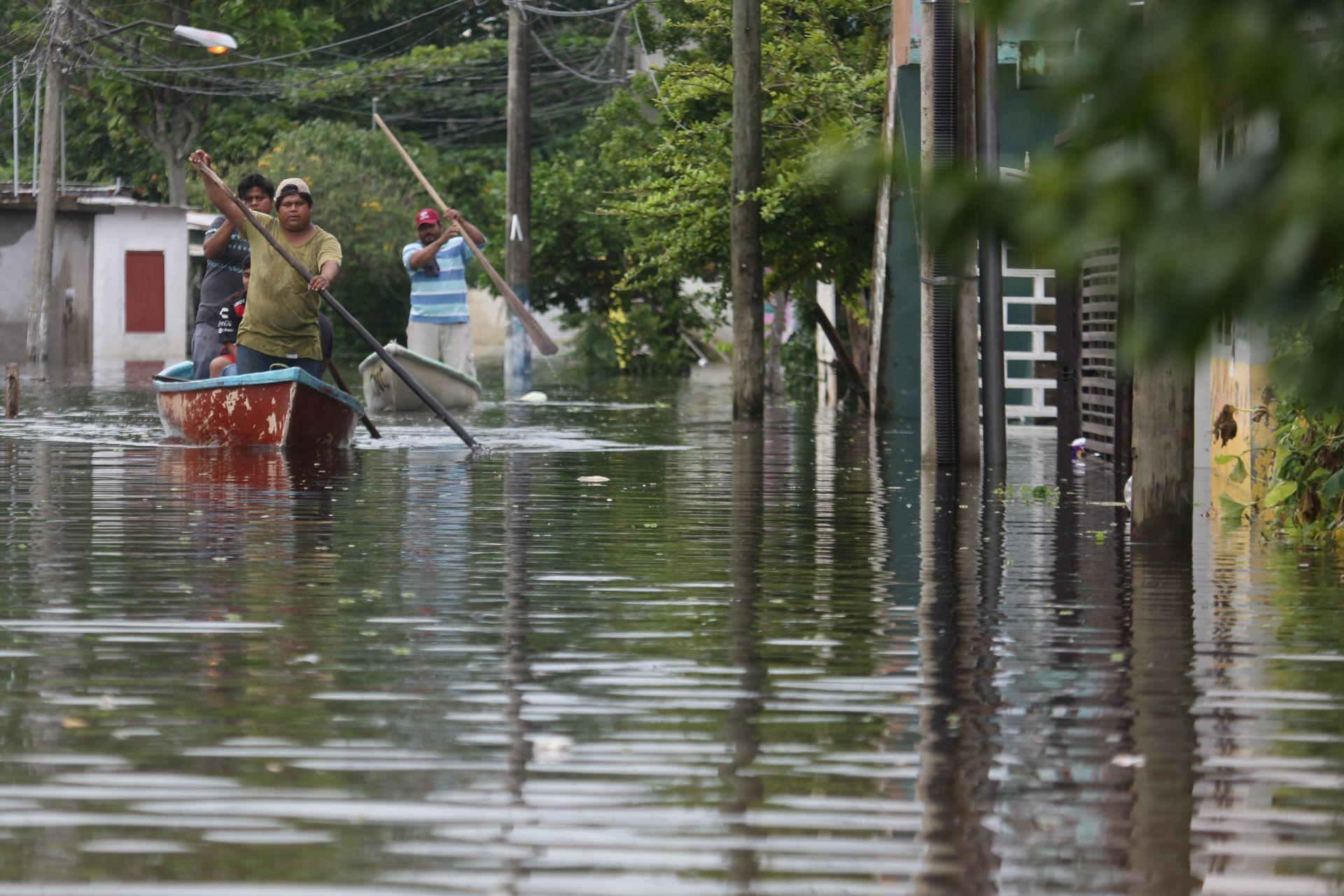 Inundaciones en Tabasco dejan 90 mil damnificados; Bartlett no es el responsable, dice AMLO