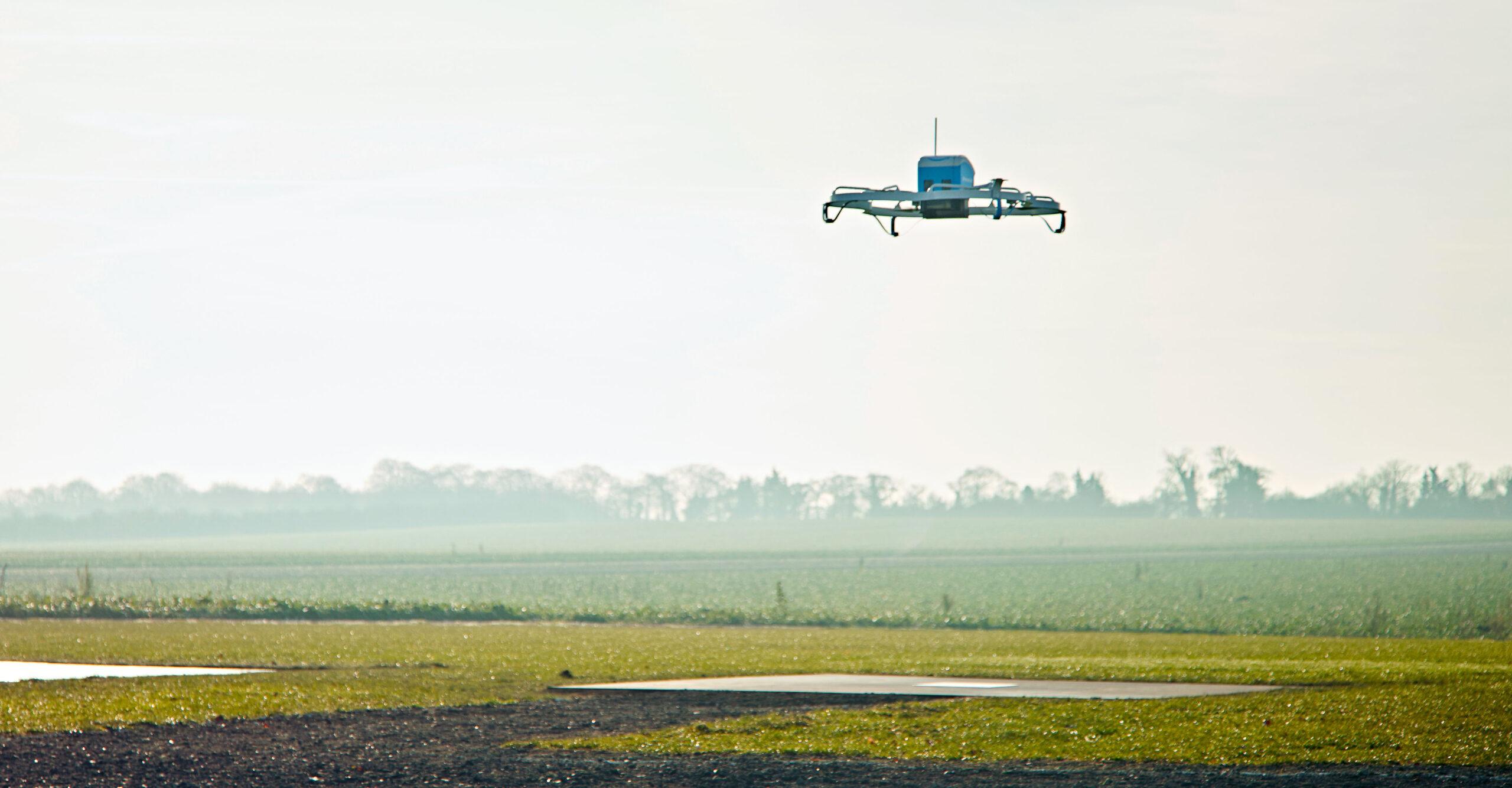 Paquetes voladores: Amazon presume sus entregas con drones mensajeros