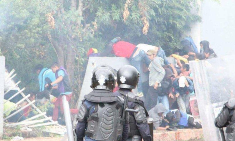 Detienen a 65 normalistas por enfrentamiento con la Policía en Michoacán