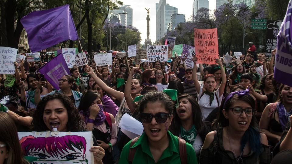 Mujeres con marros y bombas molotov en #8M no es feminismo sino ‘postura conservadora’: AMLO
