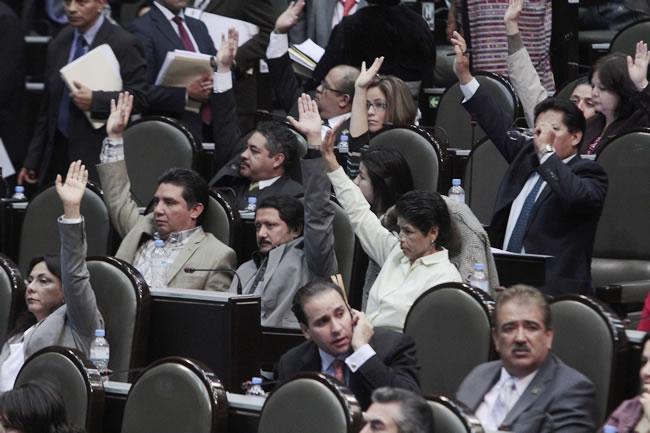 Senado analiza modificaciones a la Reforma Laboral entre protestas