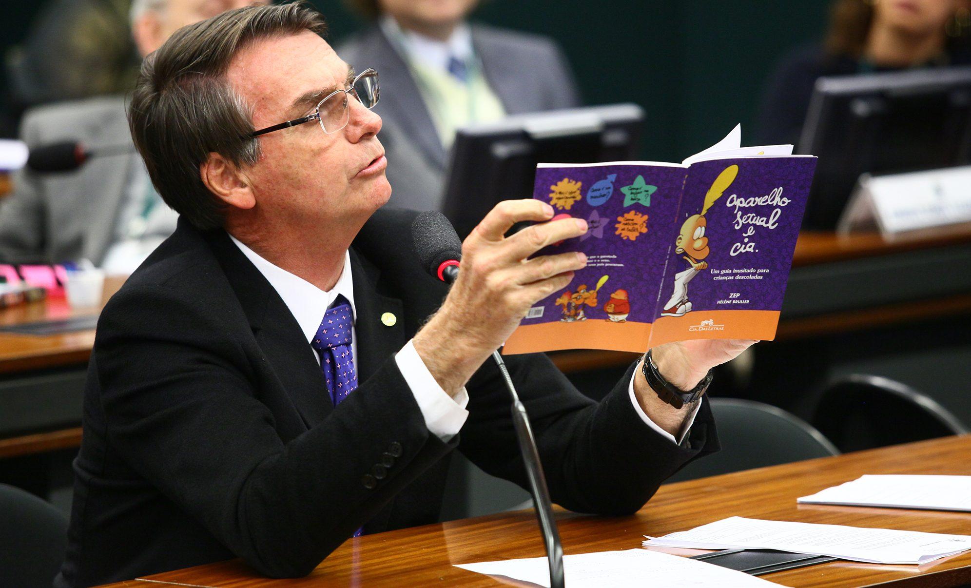 Proyecto de Bolsonaro busca prohibir que se hable de política y sexualidad en escuelas de Brasil