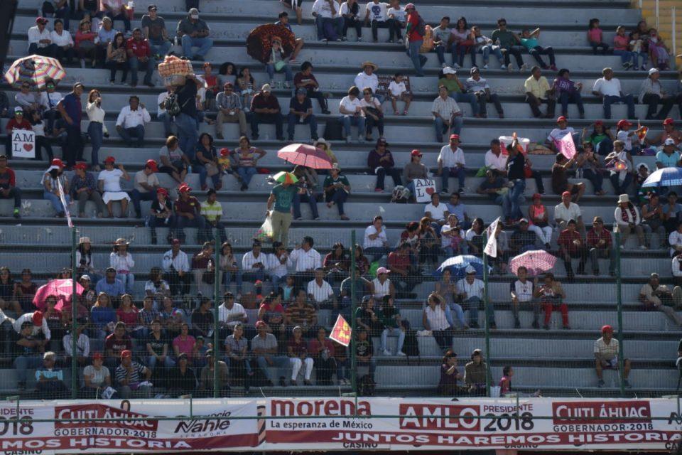 AMLO cierra campaña de Morena en Veracruz en estadio semi vacío; acusan a Yunes de boicot