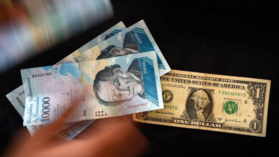 Coronavirus y nerviosismo global llevan al dólar a los 25 pesos en bancos