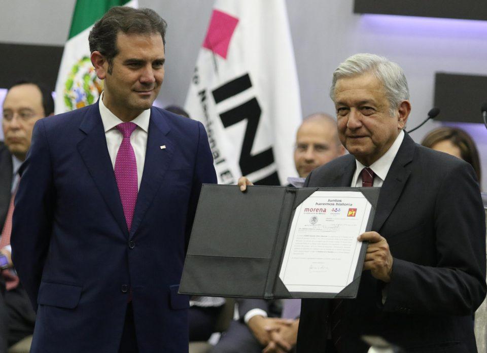 López Obrador se registra en el INE: promete eliminar fuero presidencial y revocación de mandato