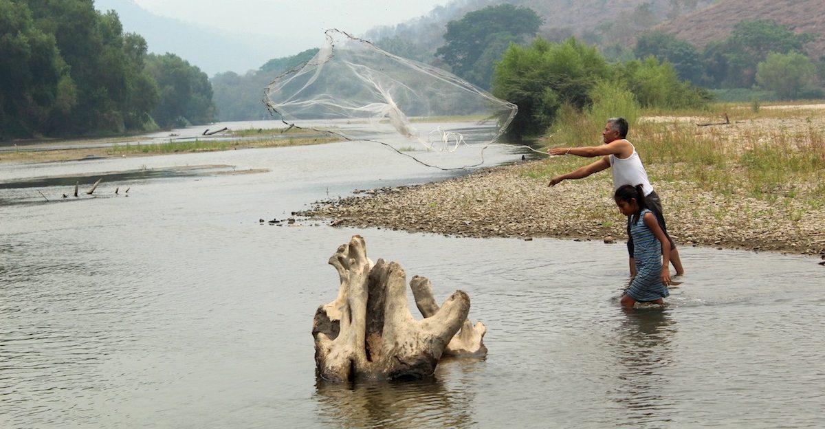 Familias priistas saquean ríos de Costa Chica para extracción de grava y arena
