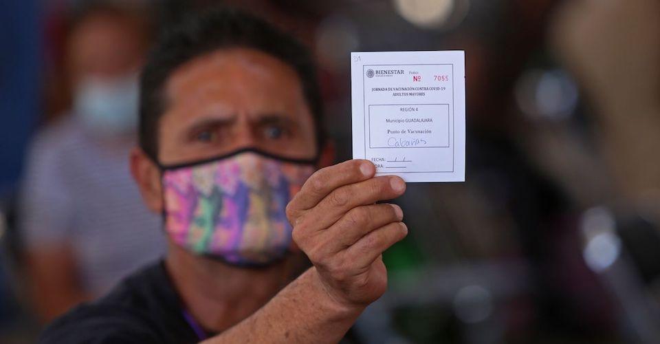 Detienen a cinco funcionarios en Jalisco por ingresar irregularmente a familiares en la fila de vacunación