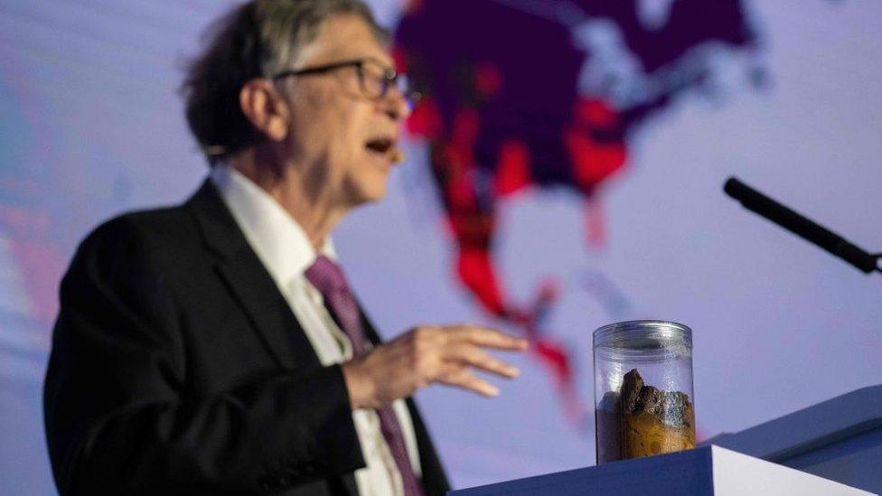 Bill Gates presenta un inodoro que transforma excremento en fertilizante sin necesidad de agua