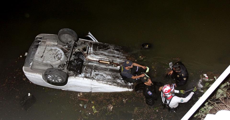 Joven cae con su auto al Río de los Remedios por manejar ebrio; fue detenido