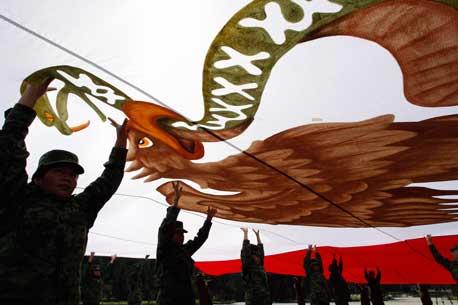 Condecoran a la Bandera de México en Guatemala