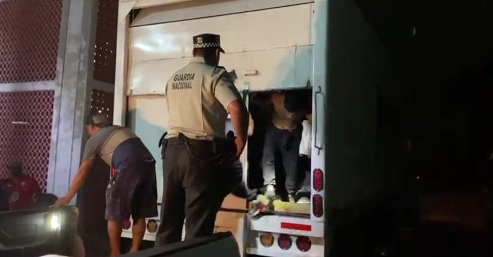 Detienen a 130 migrantes hacinados en camión en Chiapas; 30 son menores de edad