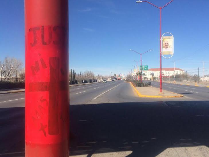 Madres pintan cruces en Juárez; su protesta es borrada previo a la llegada del papa