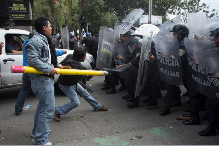 Rompe CNTE tregua: se enfrenta con la Policía (videos)