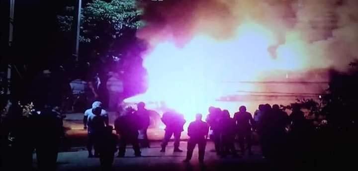 Habitantes de Chiapas destrozan hospital, queman ambulancia y agreden a personal médico