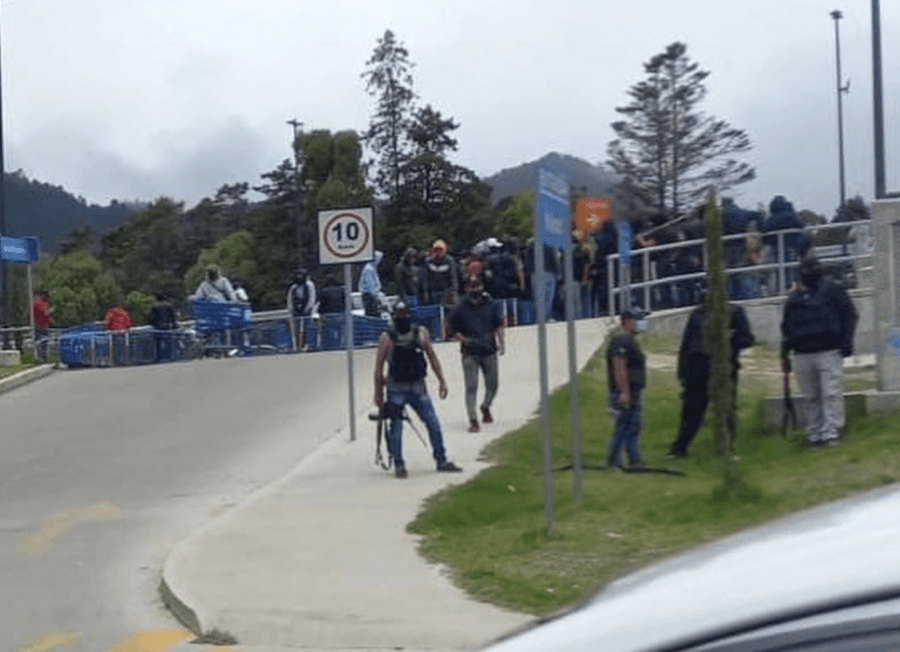 Hombres armados se enfrentan en calles de San Cristóbal de las Casas, Chiapas; ciudadanos se atrincheran por tiroteos