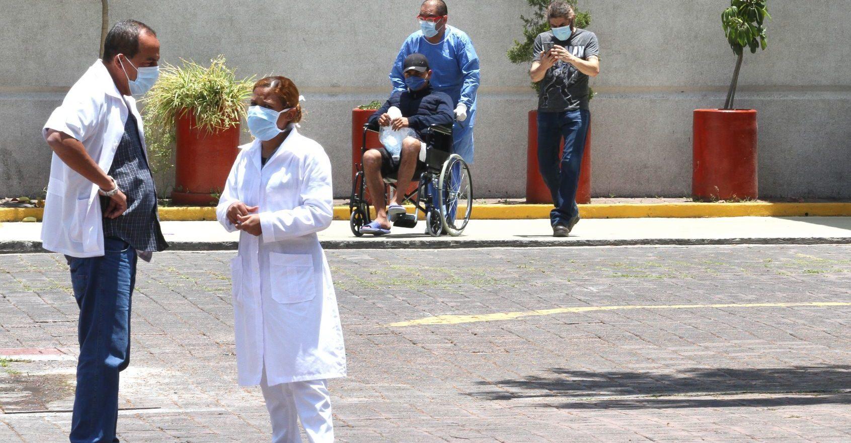 Explotación laboral y abusos, lo que sufren médicos cubanos en sus misiones por el mundo