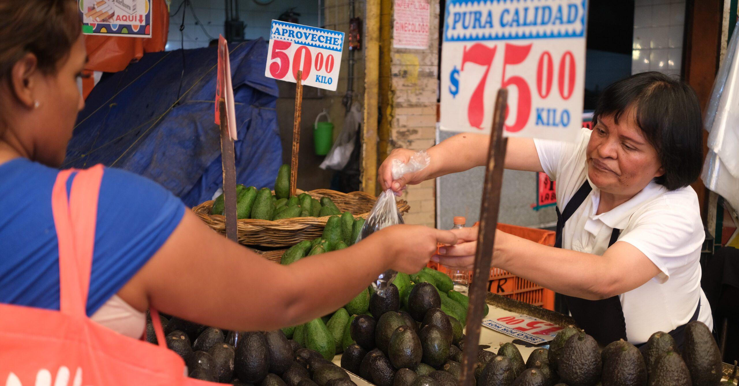 Confianza del consumidor en México cae por quinto mes consecutivo: INEGI