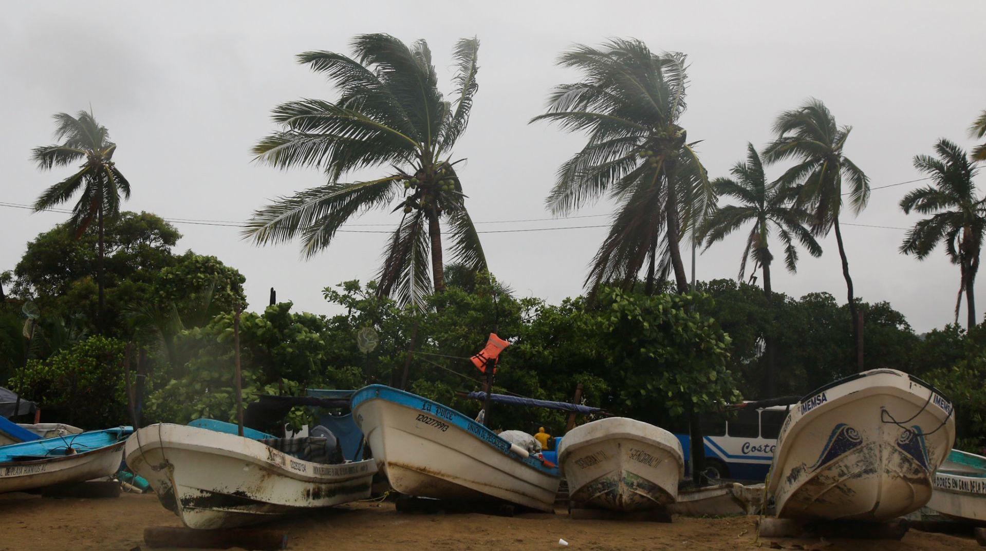 Huracán ‘Rick’ se acerca a costas mexicanas como categoría 1; alertan por lluvias en 7 estados