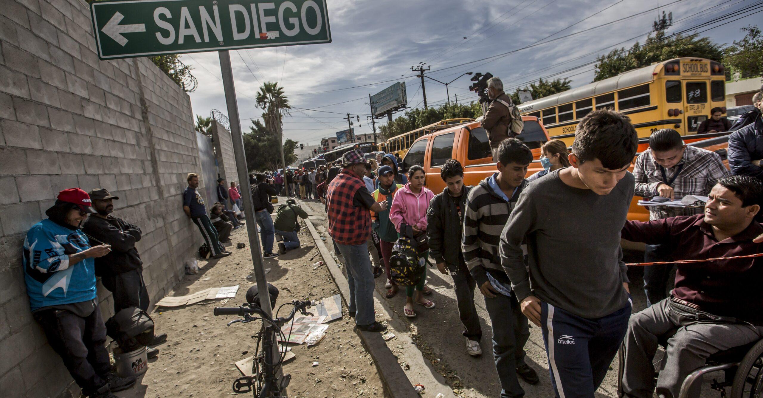 Grupo de migrantes centroamericanos llegó a Tijuana; vecinos de la zona protestaron por su presencia