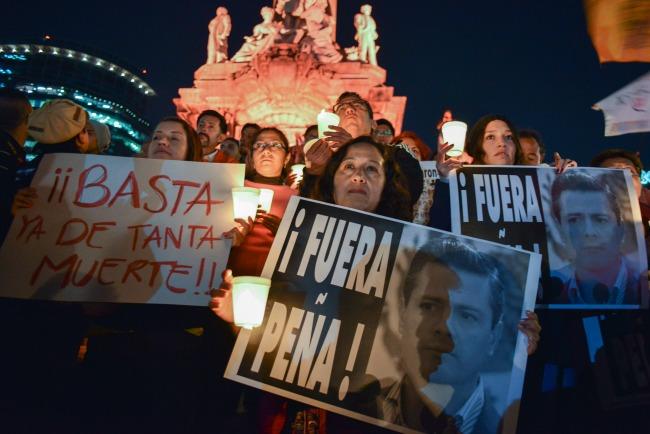 “Peña Nieto no es Ayotzinapa”: la marcha contra el gobierno y por los normalistas