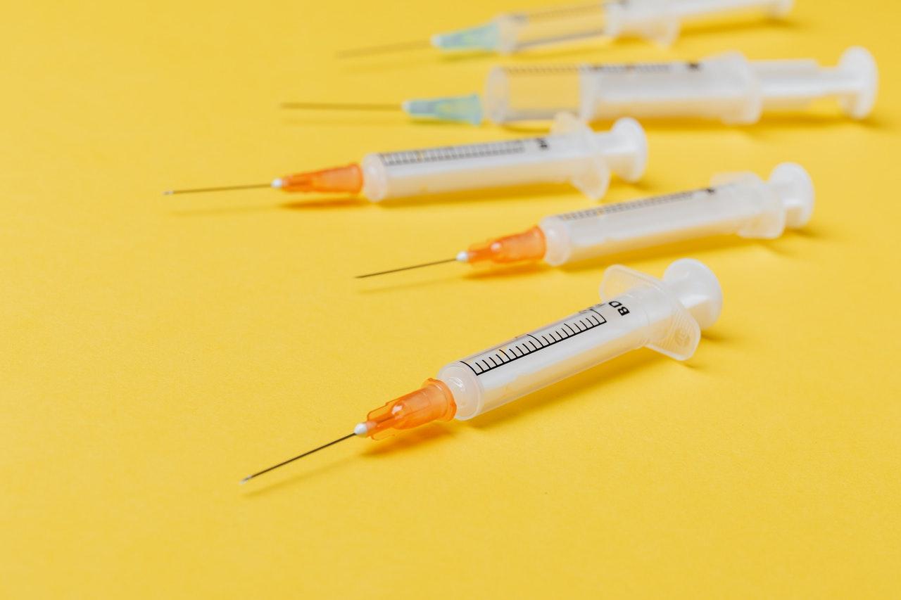Cofepris advierte que vacuna Triple Viral no sirve para curar ni prevenir COVID-19