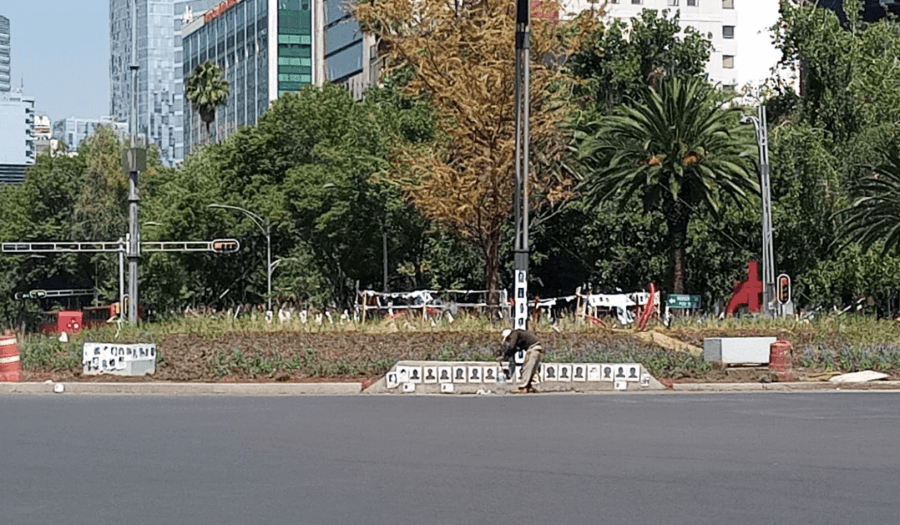 El Gobierno de la CDMX vuelve a quitar las fotos de personas desaparecidas de la glorieta de Reforma