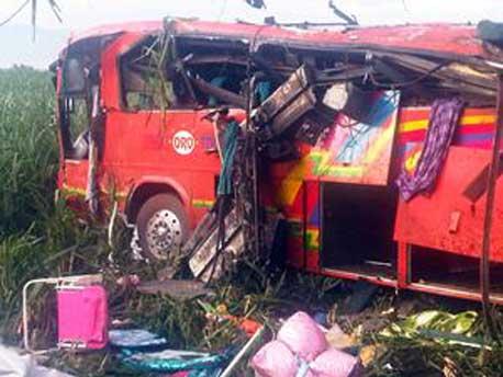 Cae autobús en barranco de Nayarit, hay dos muertos