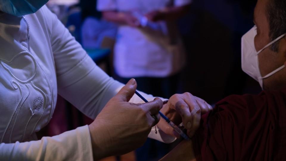 Salud en Chiapas ofrece vacuna contra COVID a jóvenes que acudan con dos mayores de 40 años