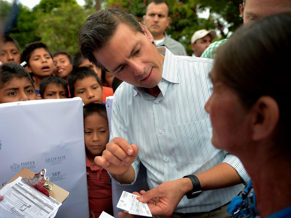 Peña Nieto le propone a damnificados hacer tandas para reconstruir sus casas