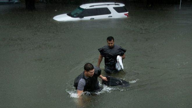 La tormenta Harvey golpea con dureza Houston y obliga al rescate de más de 1,000 personas